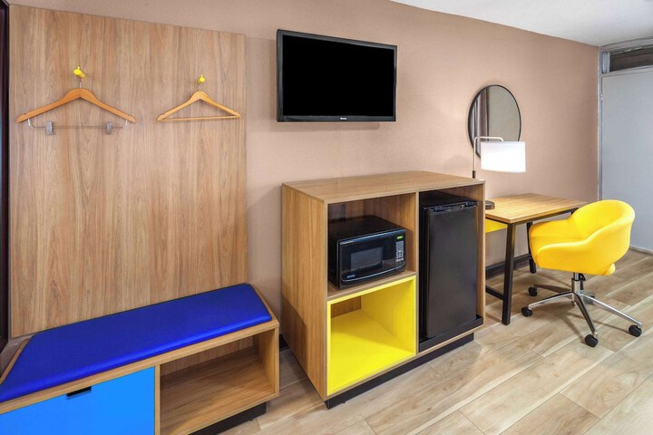 Days Inn by Wyndham Shelby