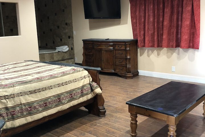Room 11 of 16