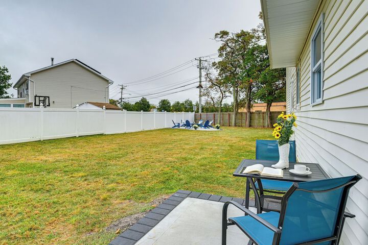 Bay Shore Vacation Rental w / Shared Yard!