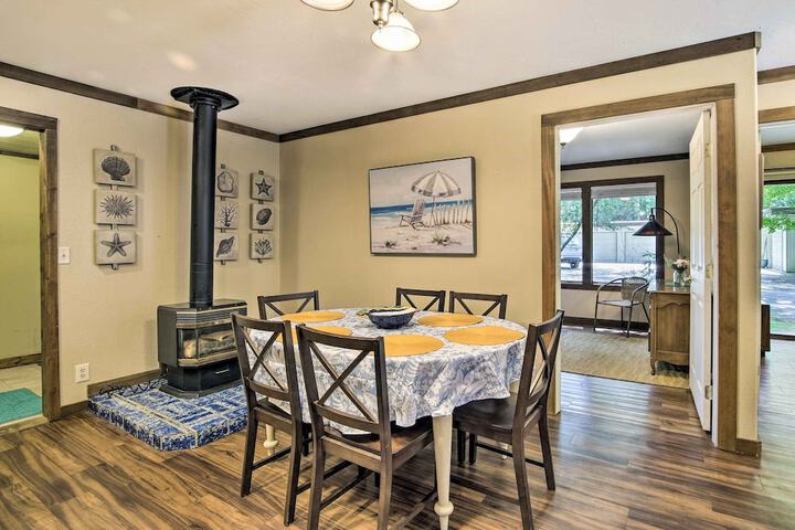 Coos Bay Cottage w / Fireplace & BBQ Patio!