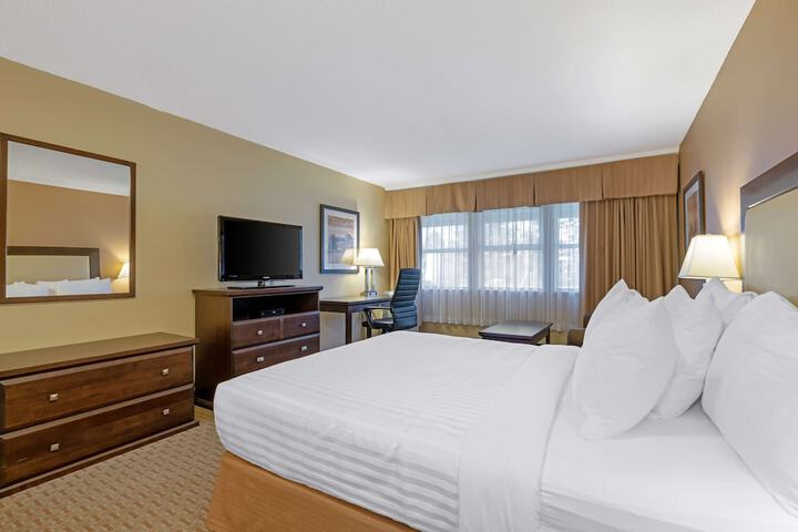 Best Western Plus Emerald Isle Hotel