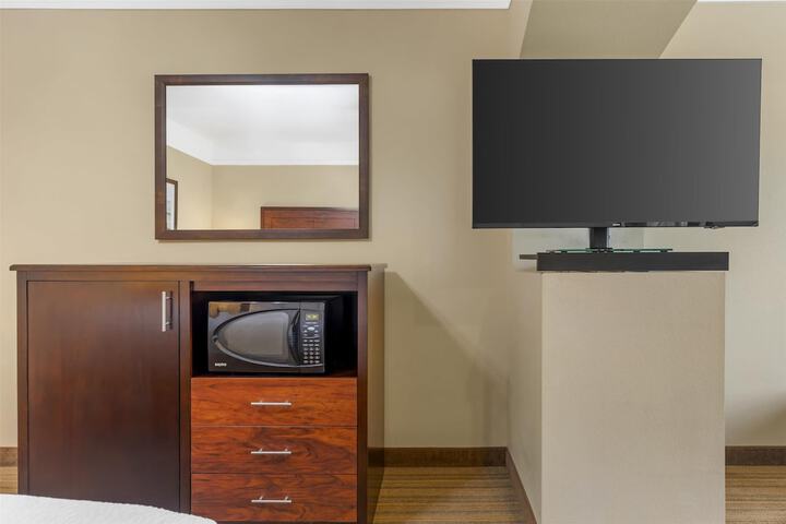 Best Western Plus Monica Royale Inn & Suites