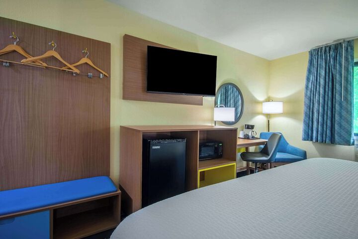 Days Inn & Suites by Wyndham Waterloo