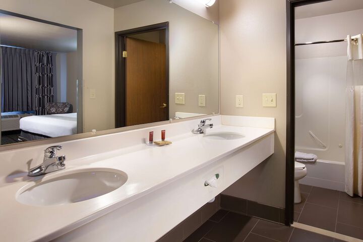 Room 10 of 32