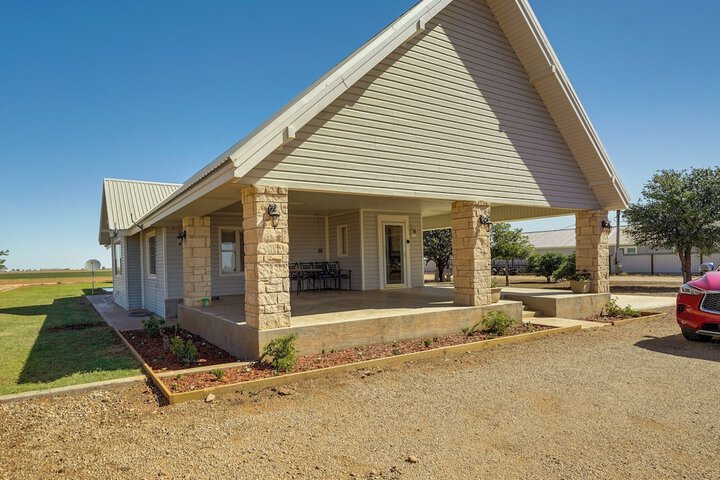 Lamesa Vacation Rental w / Covered Patio & Fire Pit
