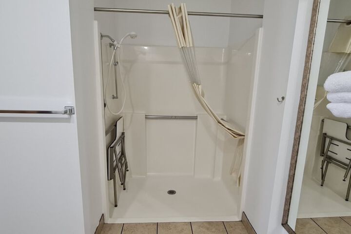 Oakridge Inn & Suites