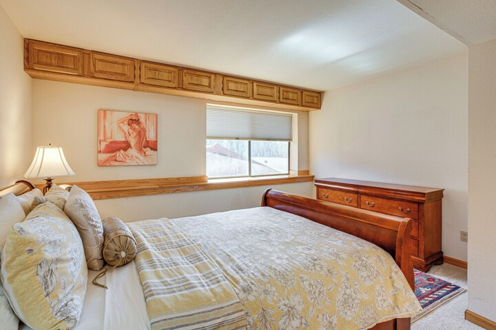 1 Mi to Diamond Peak: Townhome w / Lake Views