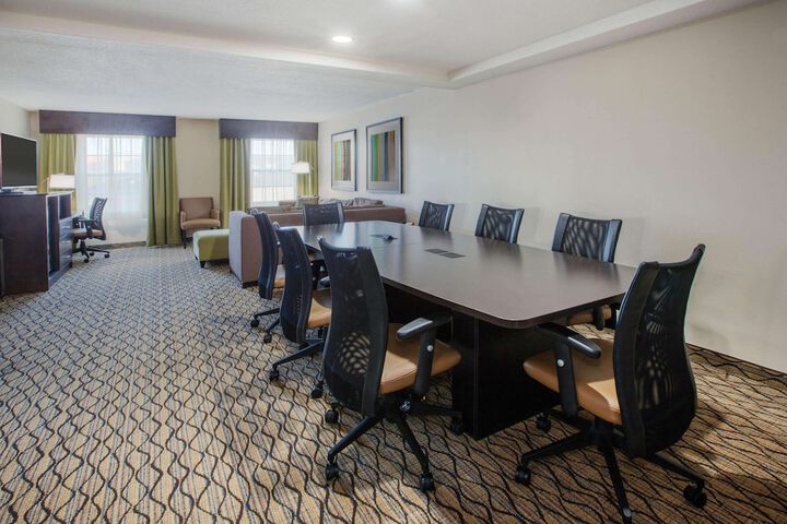 Wingate by Wyndham Roseville / Detroit