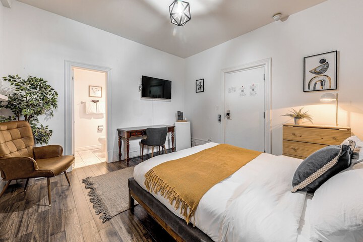 Room 43 of 143