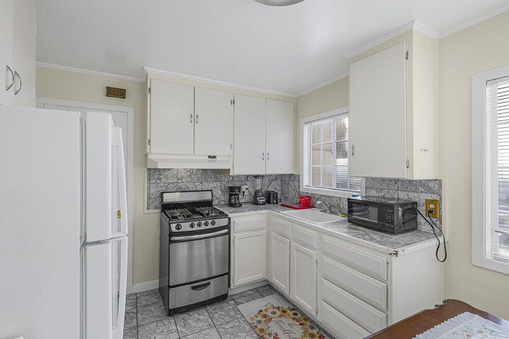 3 BD 2 Bath House Walkable To Bart, Free Parking, Views