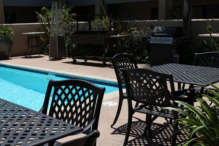 Ocairns Inn & Suites