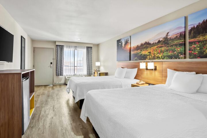 Days Inn by Wyndham Fontana / Rialto