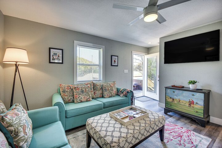 Kitty Hawk Apartment w / Hot Tub - 1 Mi to Beach!