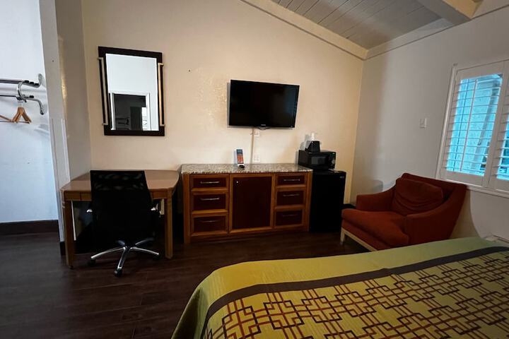 Room 8 of 18