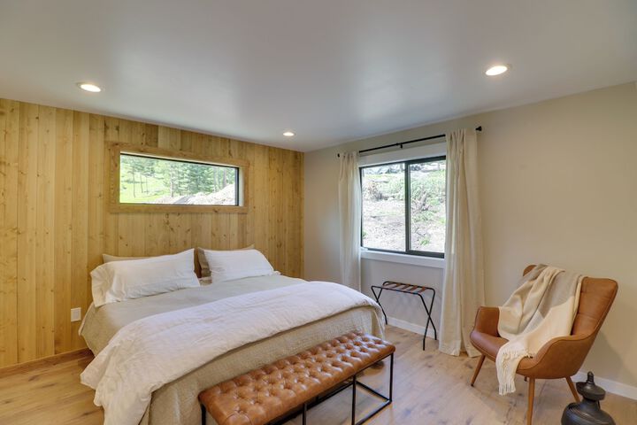 Lakeside Cabin Retreat w / Private Hot Tub!