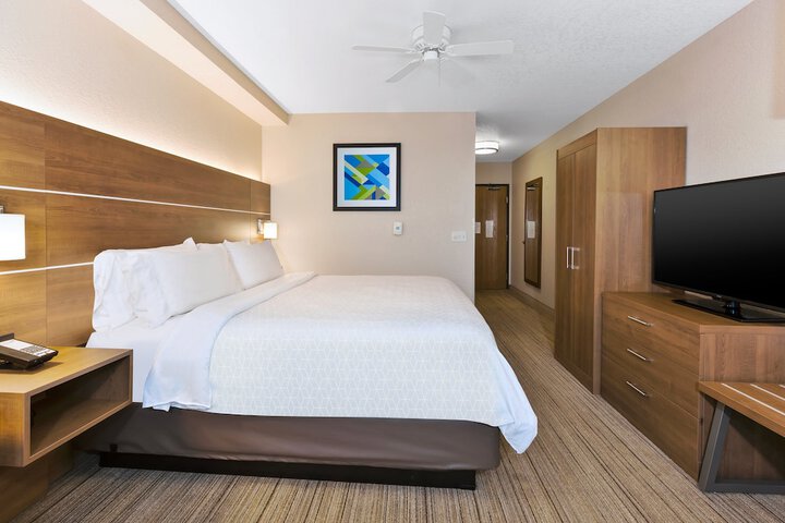 Holiday Inn Express & Suites Petoskey by IHG