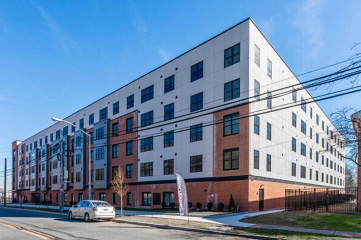 Opulence in Olive with Free Parking 2 BR 2 baths Suite, 5 beds and Sleeps 8