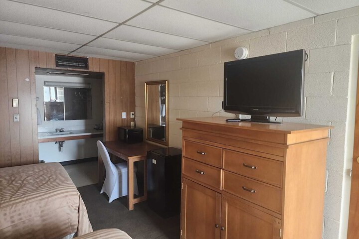 First Inn by OYO Quinter Hwy 70