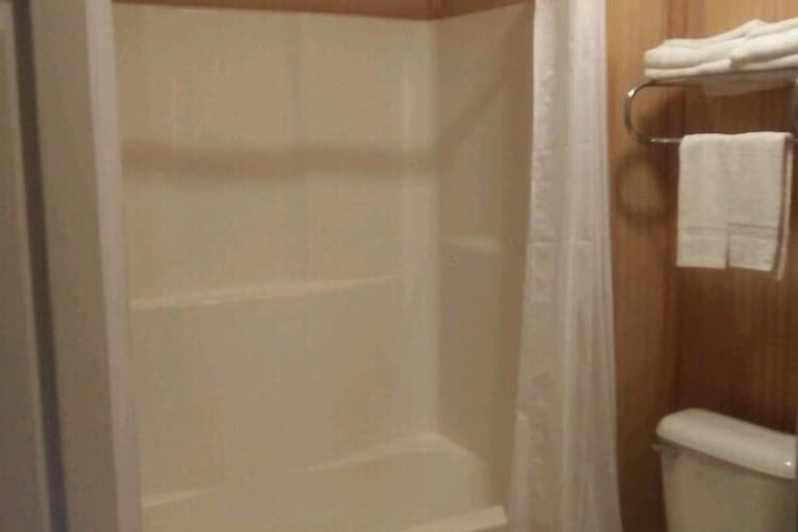 Whispering Creek Lodging & RV Resort