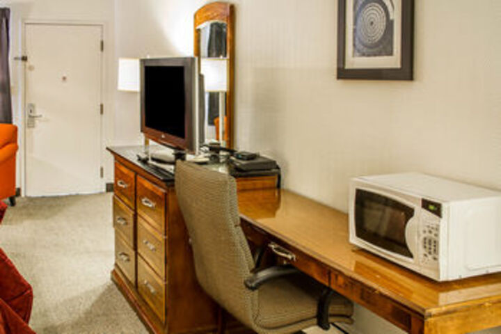 Rodeway Inn & Suites