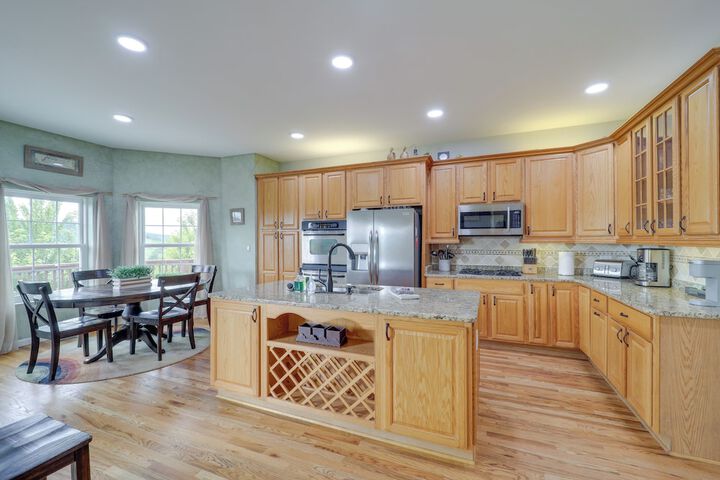 Classy Home w / Hot Tub + Mt. Jefferson Views!