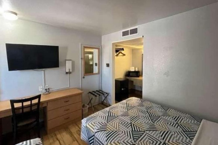Room 6 of 11