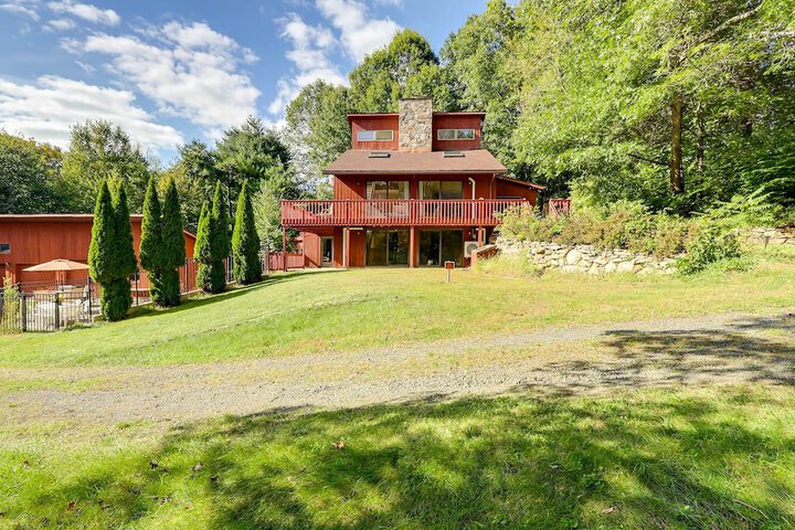 Spacious Woodbury Home w / Pool + Hot Tub!