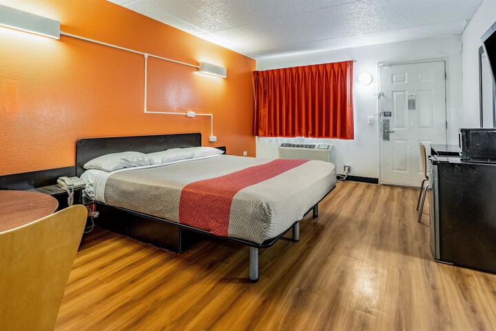 Room 25 of 33