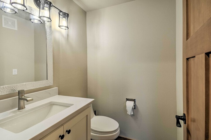 Luxurious Tacoma Retreat w / Quartz Countertops!
