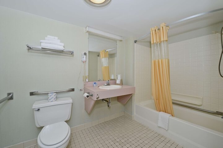 Room 6 of 9