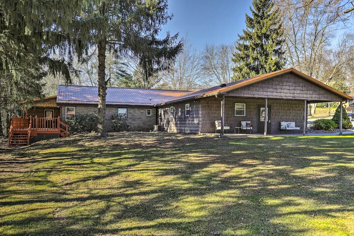 Near Mines & Meadows: Spacious Home w / Game Room