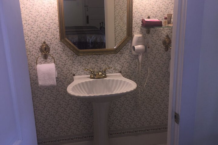 Room 10 of 24