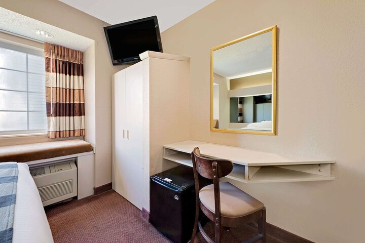 Room 12 of 16