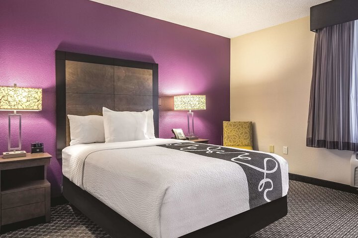 La Quinta Inn & Suites by Wyndham Hartford - Bradley Airport
