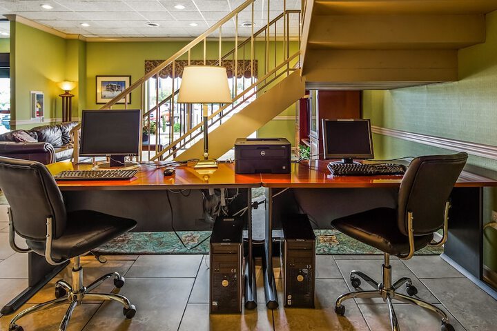 Business Center 17 of 18