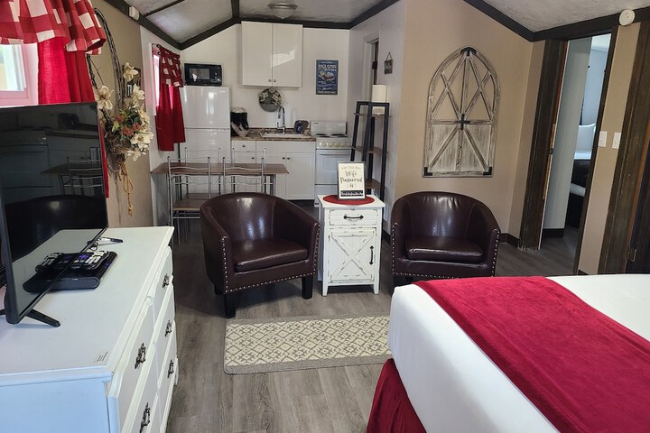 Lamplighter Cabins & Suites