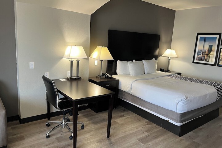 Room 11 of 28