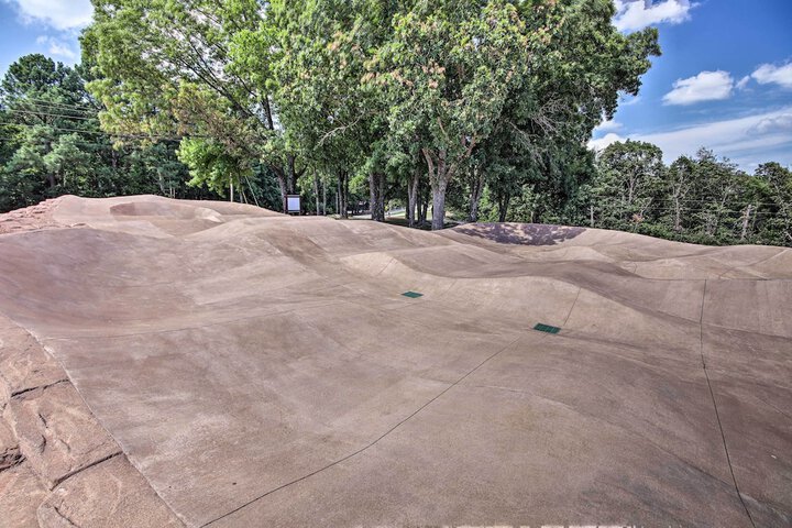Bella Vista Home w / Deck + Trails: on Golf Course!