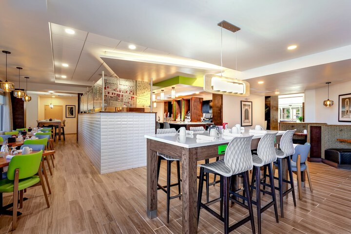 Lounge 127 of 138