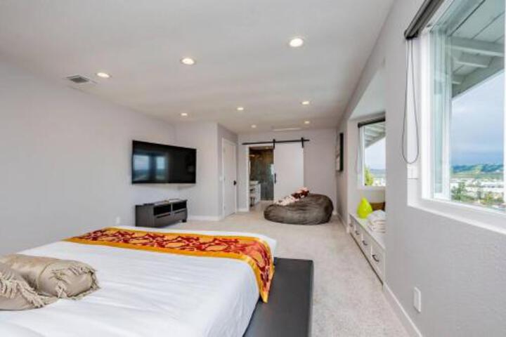 Luxurious 5B4B Home with Pool and View