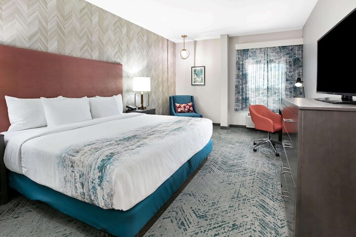La Quinta Inn & Suites by Wyndham DFW Airport West-Glade