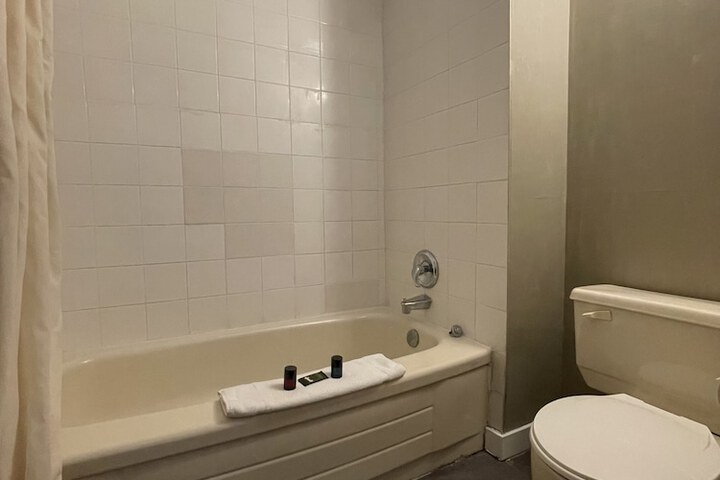 Room 11 of 23