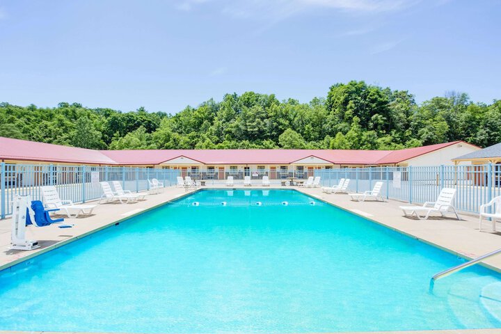Travelodge by Wyndham Parkersburg