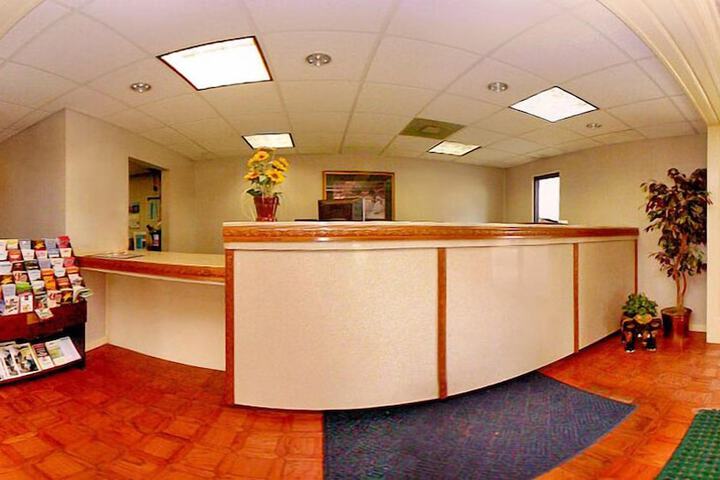 Econo Lodge Canton I-55