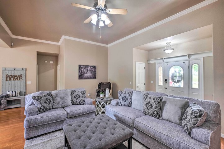 Bella Vista Home w / Yard: Half Mile to Trails!