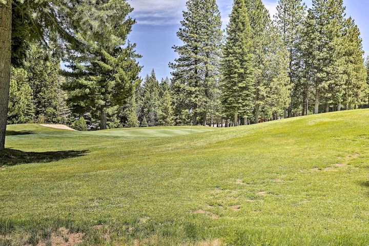 Chester Cabin w / Deck - Walk to Lake + Golfing!