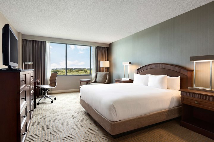Hilton East Brunswick Hotel & Executive Meeting Center
