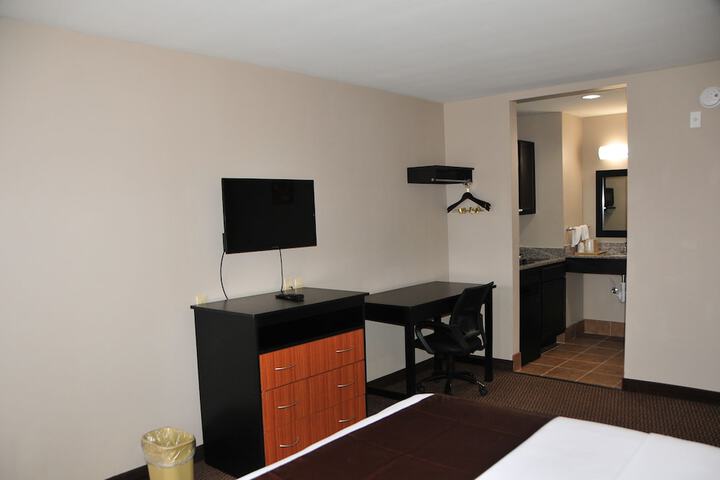 Paradise Inn & Suites