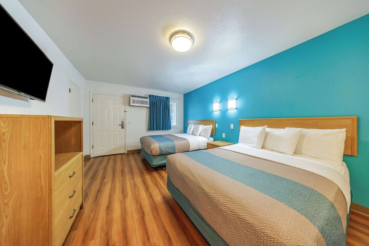 Room 10 of 26