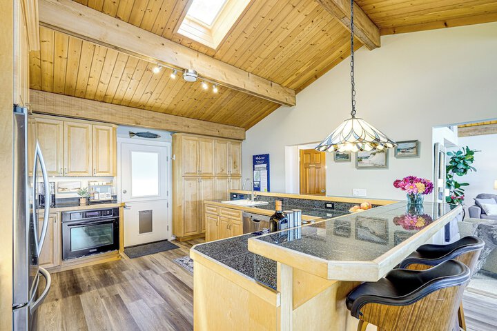 Bayfront Home w / Private Beach in Poulsbo!